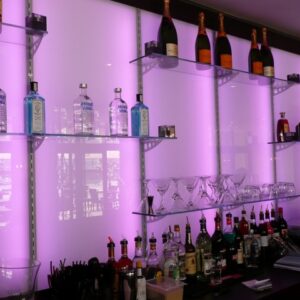 Rayonnage éclairé par une lumière pourpre