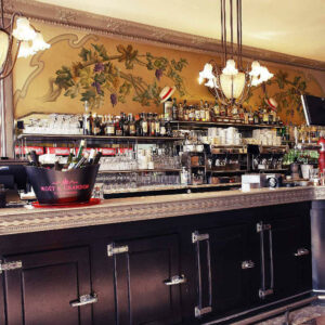 Comptoir en étain pour cette brasserie "Parisienne" située au coeur de la ville rose.