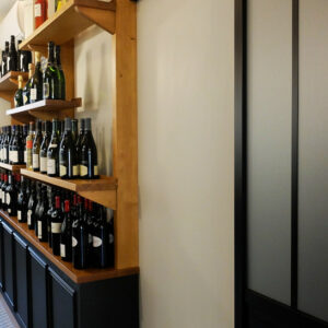 présentoir à bouteille sur mesure pour la fromagerie Chez Juliette