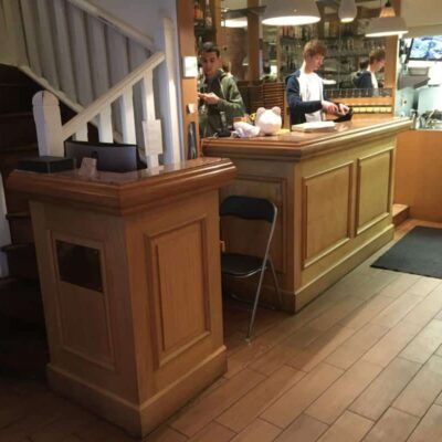 Petite banque d'accueil professionnelle en chêne clair