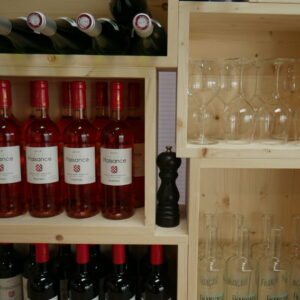 Meuble vin composé de caisses de vin