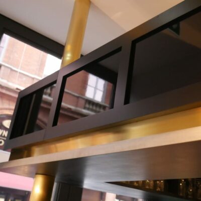 Ciel de bar décoré avec de l'étain, du laiton et laqué noir