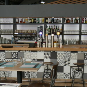 Comptoir et arrière bar lumineux