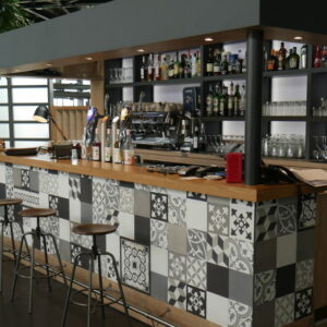 Comptoir de bar central