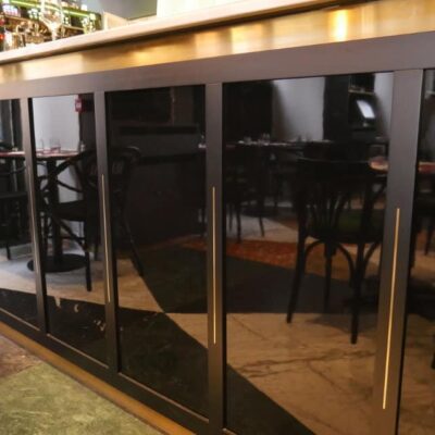 Façade laquée en noir brillant pour le bar de la brasserie chique au centre de Toulouse