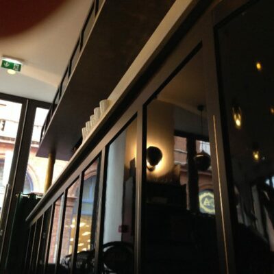 Comptoir en étain laqué noir et incrustation de laiton