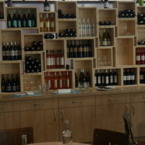 Meuble vin composé de casiers en bois imitant les caisses à vin