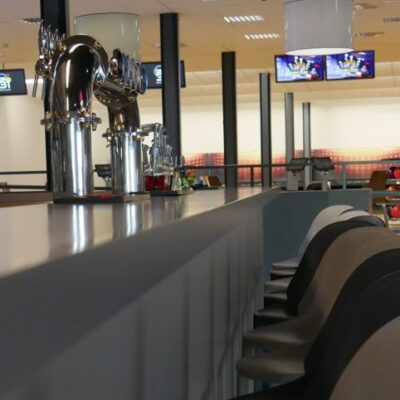 Comptoir de bar avec tireuse à bière pour bowling