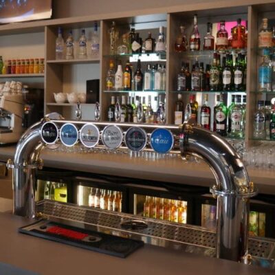 comptoir de bar et rayonnage