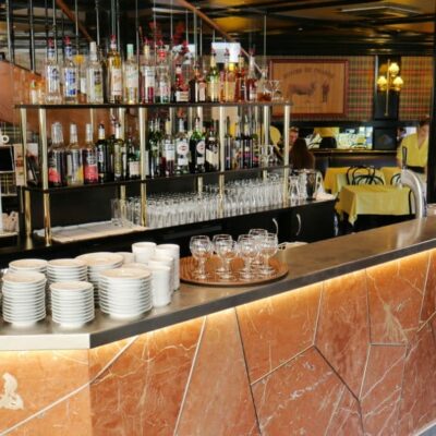 Comptoir en étain et marbre rouge à Nantes