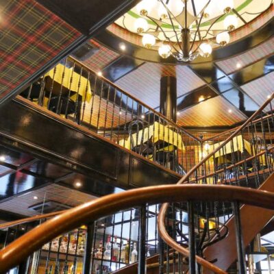 Escalier majestueux sous la coupole centrale de l'Entrecôte à Nantes