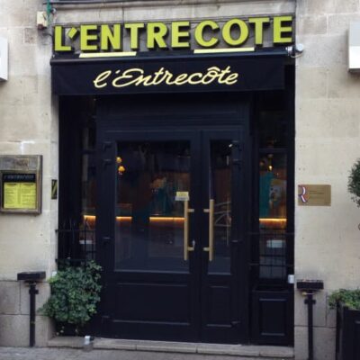 Bar lumineux à l'entrée de l'Entrecôte