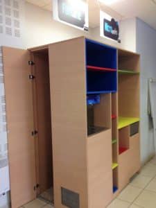 Meuble multicolore pour l'école