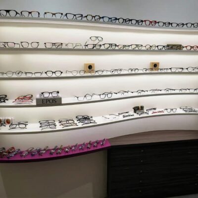 rayonnage au design original pour l'agencement d'un opticien