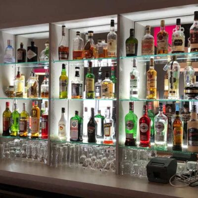 présentoir de bouteilles à l'arrière du bar, bowling dix31, Toulouse