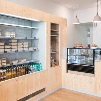 Comptoir et meuble en bois clair pour ce restaurant suédois