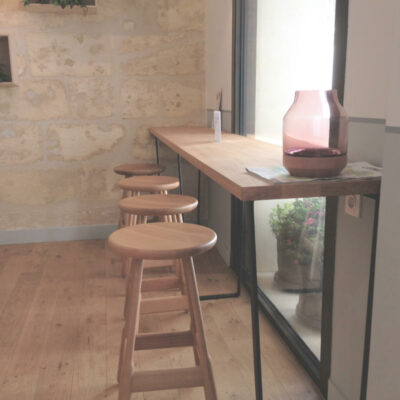 mange debout en bois massif sur piètement en acier