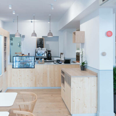 Restaurant au design scandinave avec comptoir bois et marbre de carrare