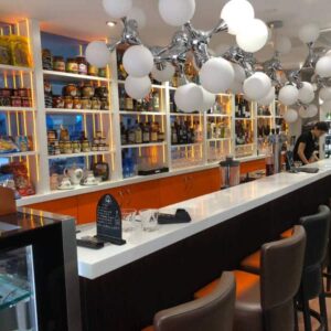 Bar en bois et corian avec vitrine intégré