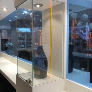 Vitrine de présentation et mange debout