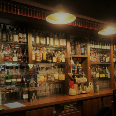 Rayonnage de bar éclairé