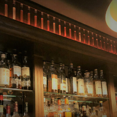 Rayonnage de bar original avec bandeau de whiskies