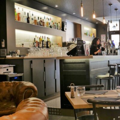 Bar avec comptoir en granit noir et bordure étain