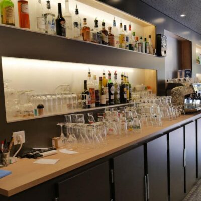 Arrière Bar avec rayonnage à niches rétroéclairées par LED