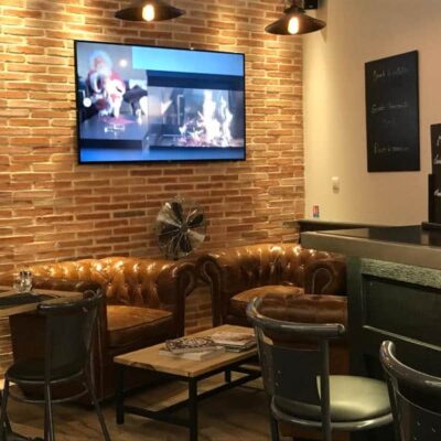 Bar brasserie avec salon cosy à côté sur bar