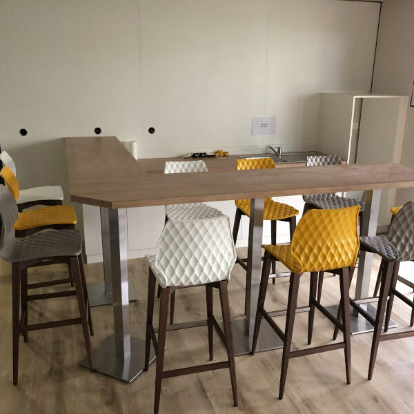 agencement de la cafeteria avec un coin cuisine et bar mange-debout