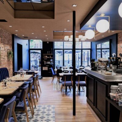 Ambiance bistro avec comptoir étain