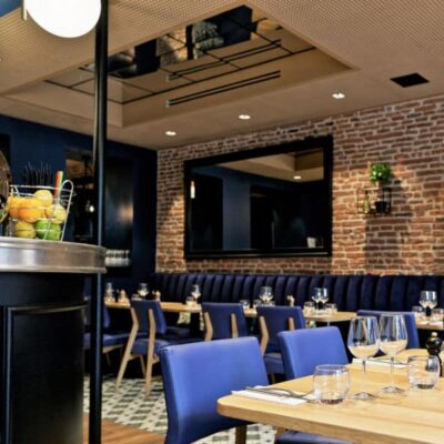 salle de bistro avec comptoir étain