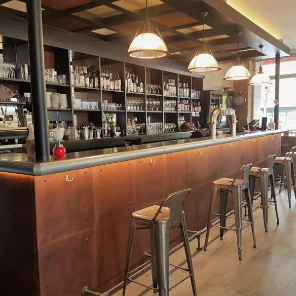 Brasserie au style industriel, tôles rouillées, acier corten, zinc