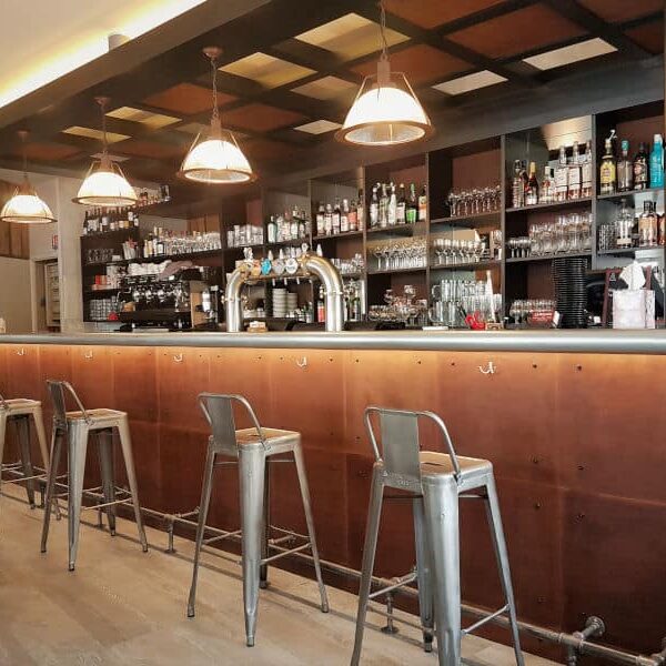 Style indus pour le bar de cette brasserie dans les Hautes-Pyrénées
