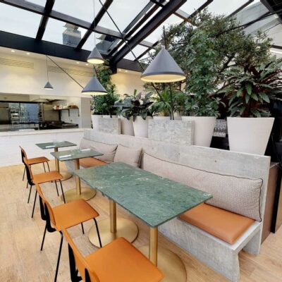 Tables et banquettes dans la salle du restaurant