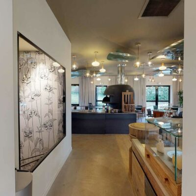 Accès à la salle avec son four à pizza et sa décoration végétale très originale