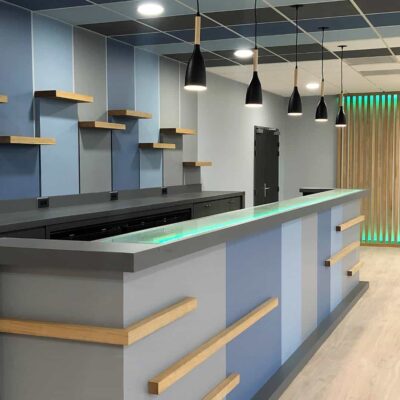 Comptoir de bar moderne lumineux couleurs gris bleu et bois naturel