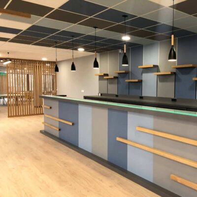 Bar moderne avec piste en verre granité rétroéclairée réalisé par Aranda-Mas