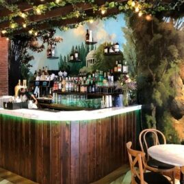 Bar en bois et marbre avec fresque murale