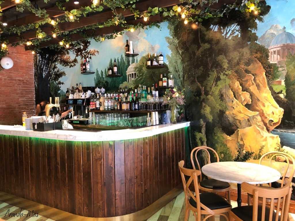 Comptoir de bar en bois et marbre de Calacatta