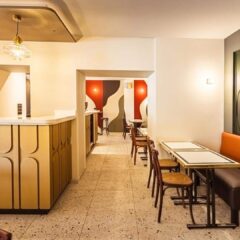 Intérieur Bistrot avec comptoir traversant et décoration rétro art déco