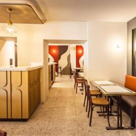 Intérieur Bistrot avec comptoir traversant et décoration rétro art déco