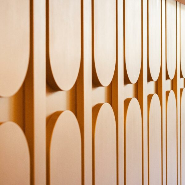 Façade de bar laquée avec motifs réguliers style art-déco. Laque dorée métallisée mat!