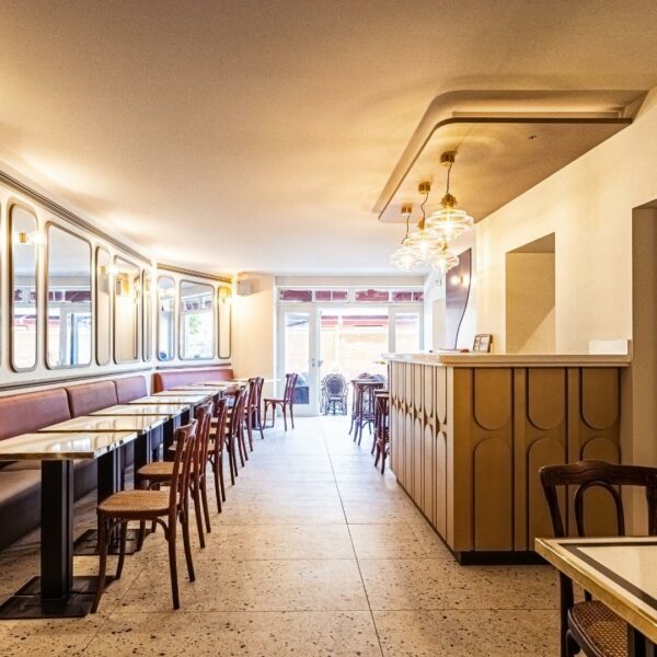 Intérieur Bistrot des Halles. Décoration rétro et art déco avec miroirs muraux, comptoir aux motifs réguliers, sol style Terrazzo