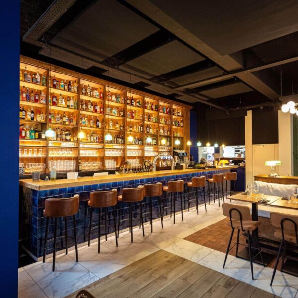 Ambiance moderne et chaleureuse pour cette grande brasserie méditerranéenne.