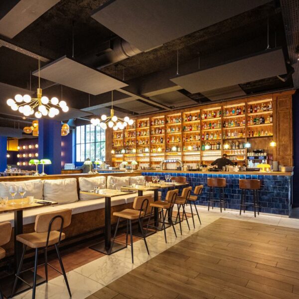 Bar lumineux et rayonnage imposant avec jeu de couleurs.