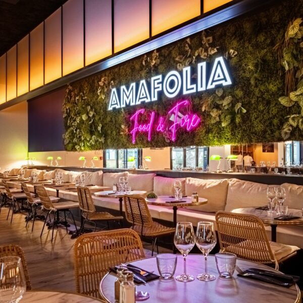 Décoration intérieure de la salle de la brasserie italienne avec mur végétalisé et enseigne AMAFOLIA éclairée