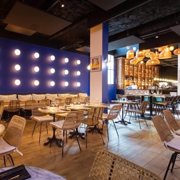 Salle de brasserie italienne avec décoration lumineuse moderne
