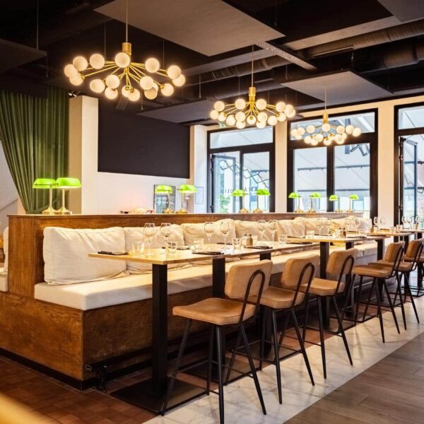 Banquette centrale de restaurant avec luminaires intégrés.