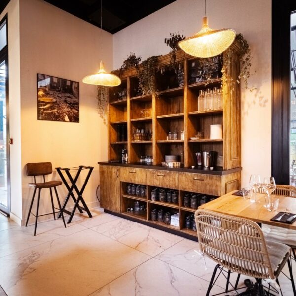 Desserte de salle de restaurant en bois vieilli dans le style méditerranéen du bar